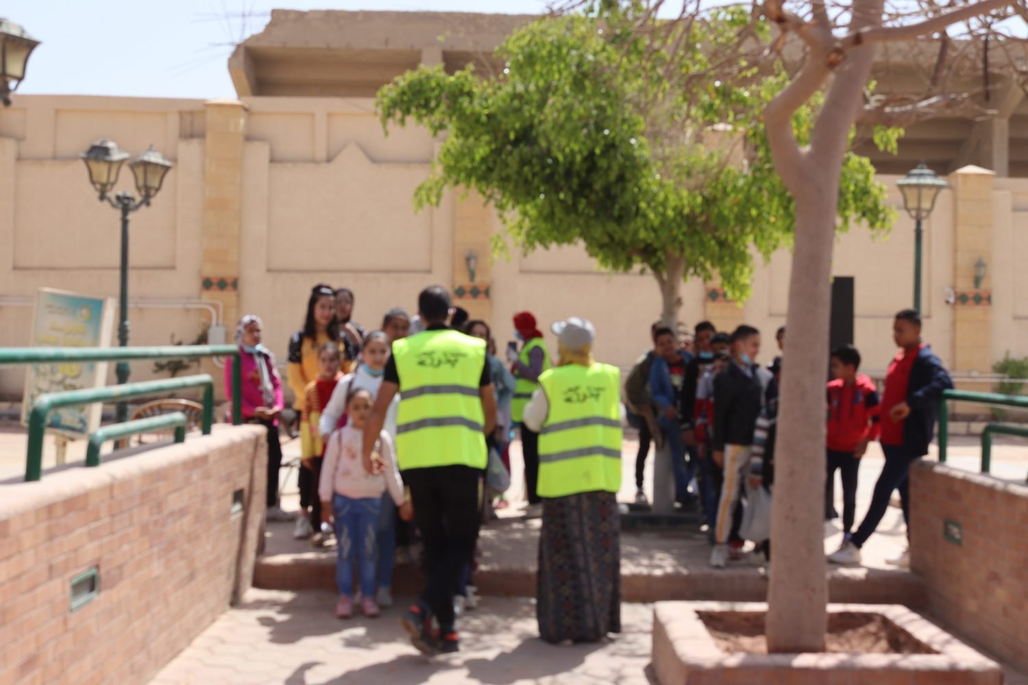 فريق العمل يستقبل الحضور في اليوم الرياضي