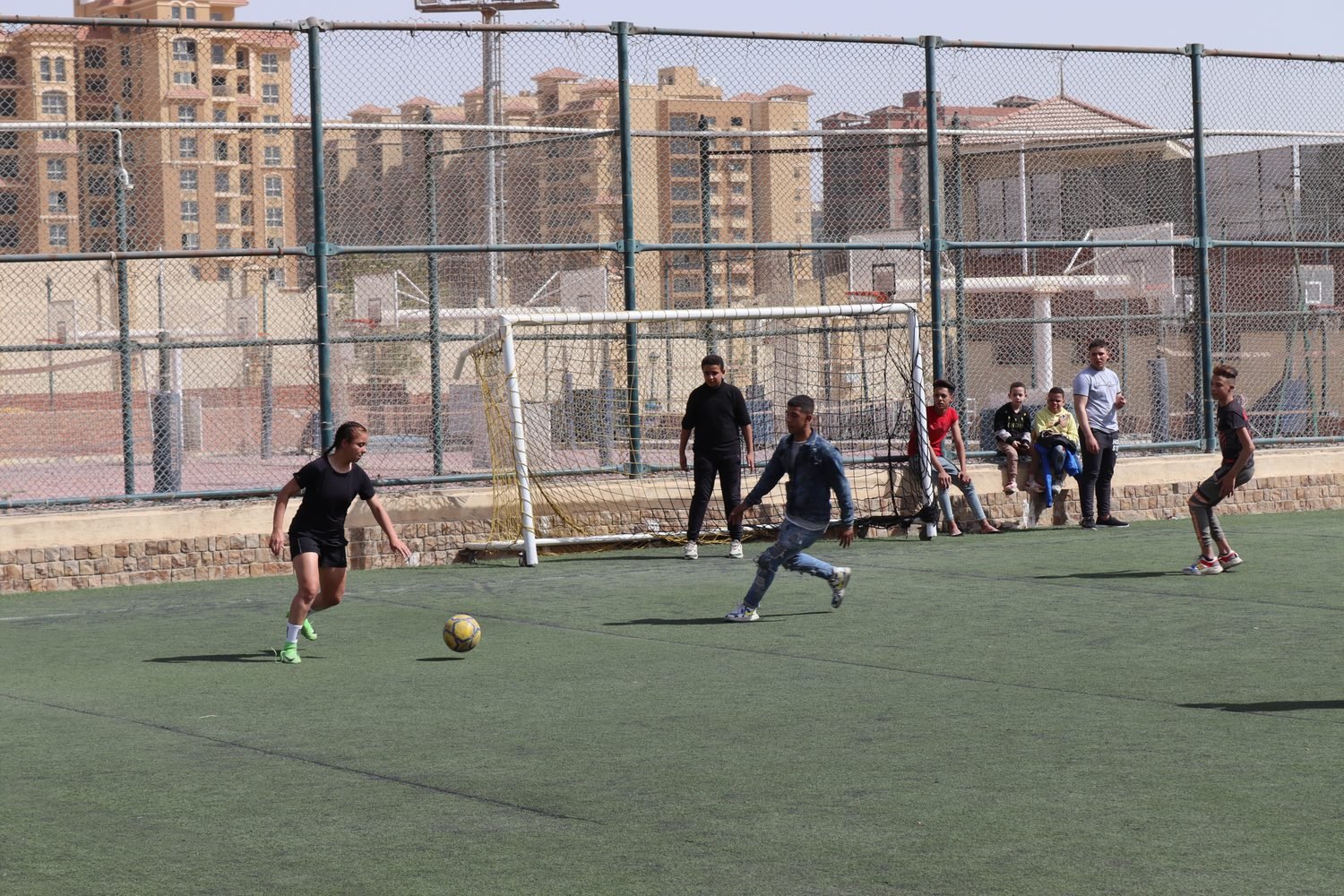 مباراة كرة قدم بين الأطفال